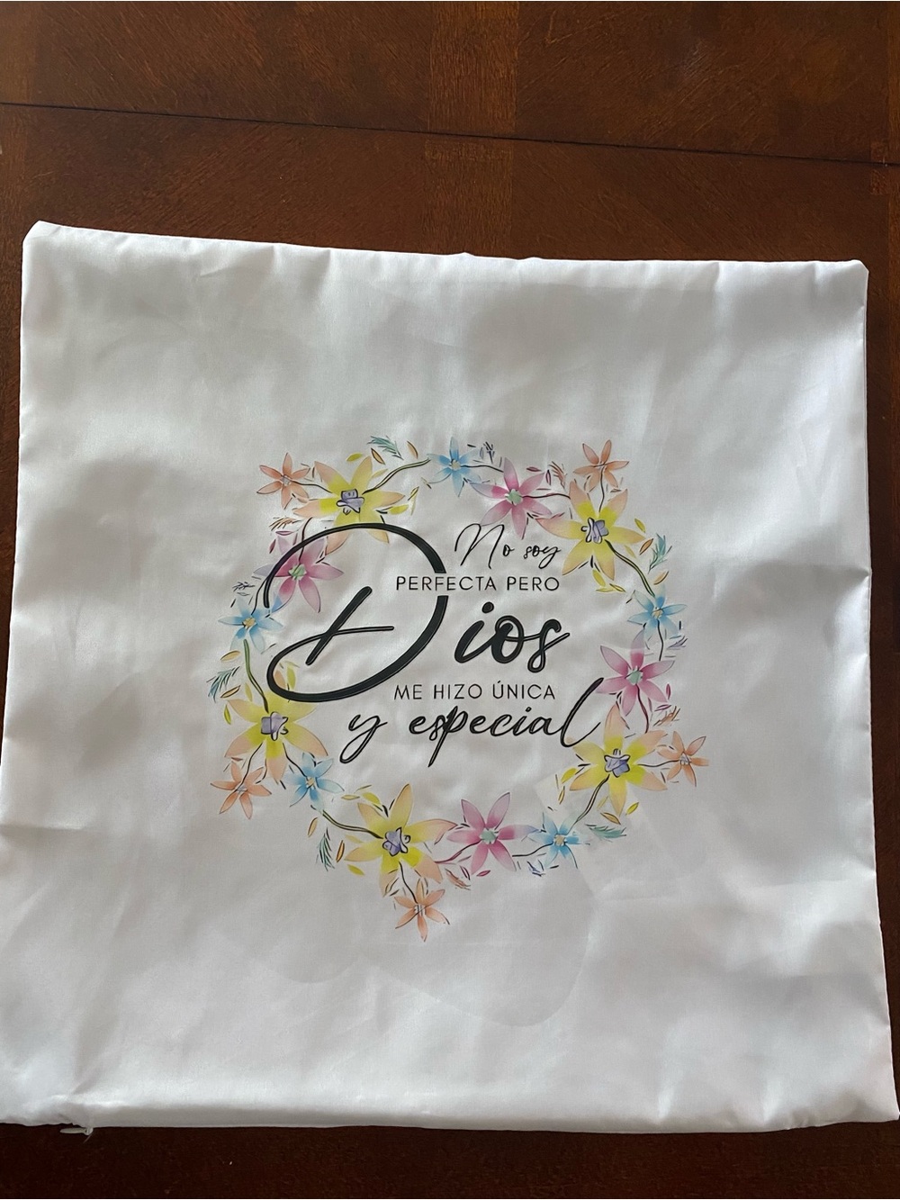 White Floral Graphic Pillowcase with Spanish Script